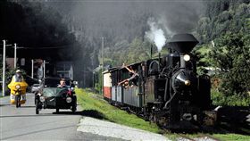 阿里山林鐵週年慶  與斯洛伐克締結姊妹鐵路阿里山林業鐵路及文化資產管理處將於5日在嘉義車庫園區舉辦阿里山林鐵106年週年慶，並將與120年歷史的斯洛伐克切尼赫榮鐵路締結姊妹鐵道。圖為切尼赫榮鐵路行駛景觀。（阿里山林業鐵路及文化資產管理處提供）中央社記者黃國芳傳真　107年12月3日