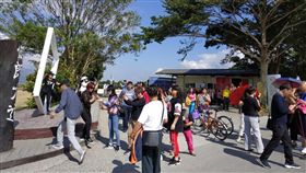 觀光局樂齡補助　台東冬天觀光回溫觀光局推出樂齡旅遊補助計畫，逾60歲民眾最高可折抵新台幣1500元，台東11和12月觀光客比往年增加3成，甚至有飯店訂房達到9成。圖為池上伯朗大道近日湧入人潮。中央社記者盧太城台東攝　107年12月3日