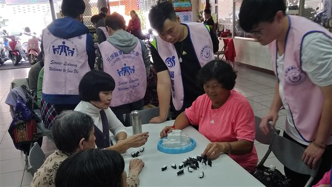 科大生帶長者玩桌　有助於預防失智