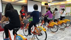 UBike加駐車架狂踩…阿姨們喊「創意飛輪」　網看傻眼
臉書
