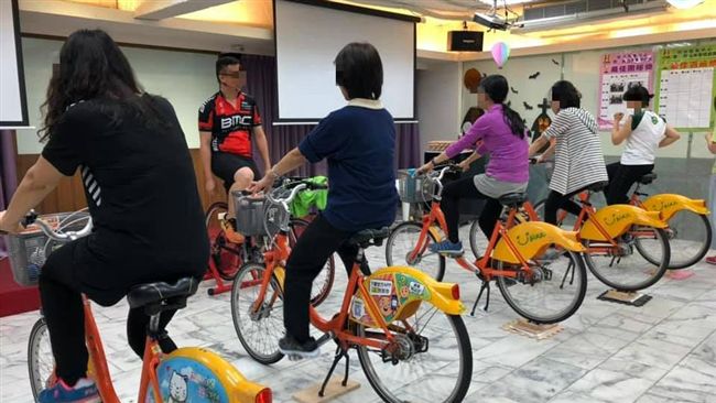阿姨們狂踩UBike當飛輪　網傻眼