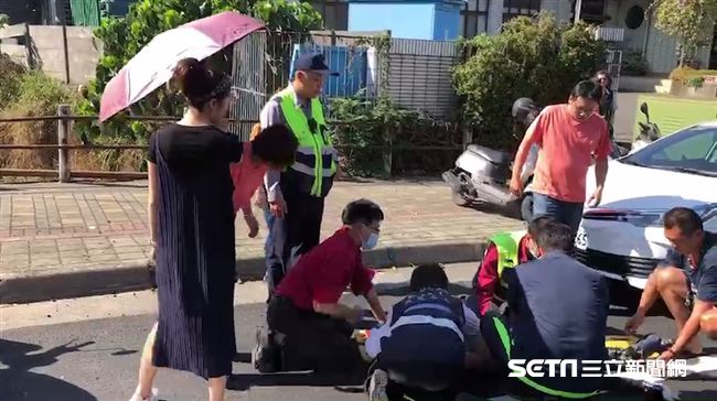 外送員自撞車禍　髮帶妹暖幫撐傘遮陽