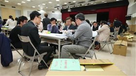 丁守中聲請重新計票  北院啟動驗票（1）國民黨台北市長候選人丁守中聲請重新計票，台北地方法院3日早上啟動驗票作業，把選票從台北市選委會（9樓）搬到10樓的驗票場地（信義區公所大禮堂）。（台北市攝影記者聯誼會提供）中央社  107年12月3日