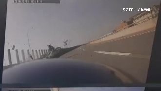 過彎未減速！重機男自撞慘摔對向車道