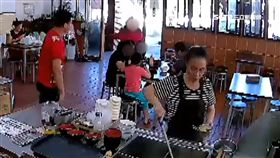 全家餐廳用餐 婦突闖入捶打9歲小女孩