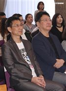 唐氏症基金會林正俠董事長與中廣趙少康董事長出席中廣「擁抱希望傳出愛」義賣活動關懷唐氏症寶寶。（記者林士傑/攝影）