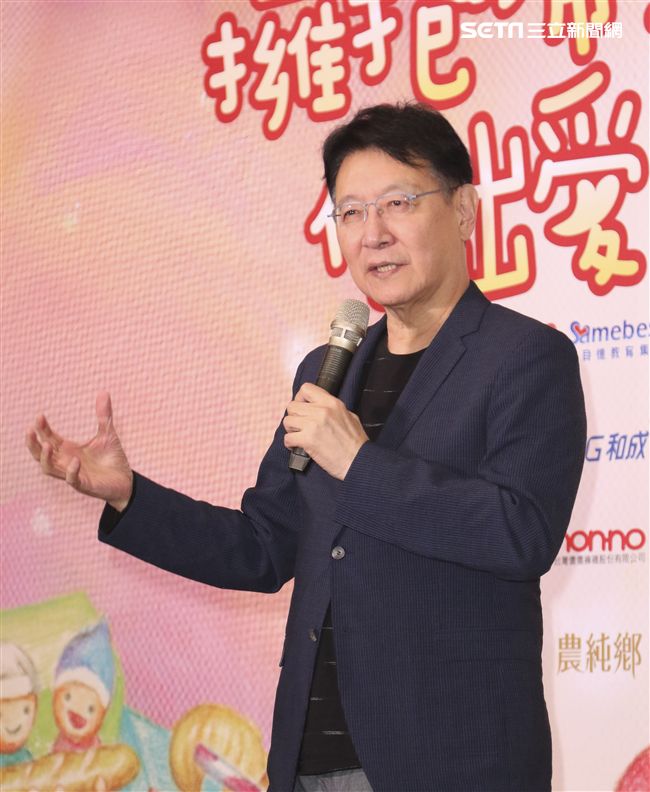 中廣趙少康董事長出席中廣「擁抱希望傳出愛」義賣活動關懷唐氏症寶寶。（記者林士傑/攝影）