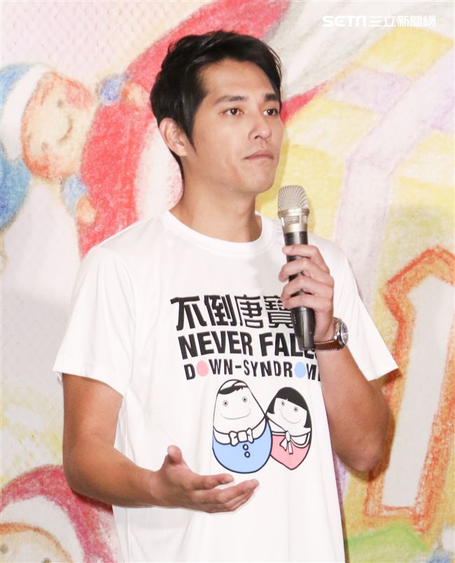 藍正龍出席中廣「擁抱希望傳出愛」義賣活動關懷唐氏症寶寶。（記者林士傑/攝影）