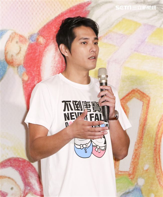 藍正龍出席中廣「擁抱希望傳出愛」義賣活動關懷唐氏症寶寶。（記者林士傑/攝影）