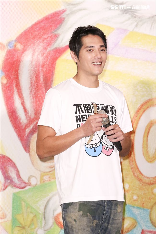 藍正龍出席中廣「擁抱希望傳出愛」義賣活動關懷唐氏症寶寶。（記者林士傑/攝影）