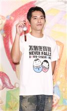 藍正龍出席中廣「擁抱希望傳出愛」義賣活動關懷唐氏症寶寶。（記者林士傑/攝影）