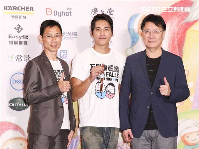 藍正龍與中廣趙少康董事長、唐氏症基金會林正俠董事長出席中廣「擁抱希望傳出愛」義賣活動關懷唐氏症寶寶。（記者林士傑/攝影）