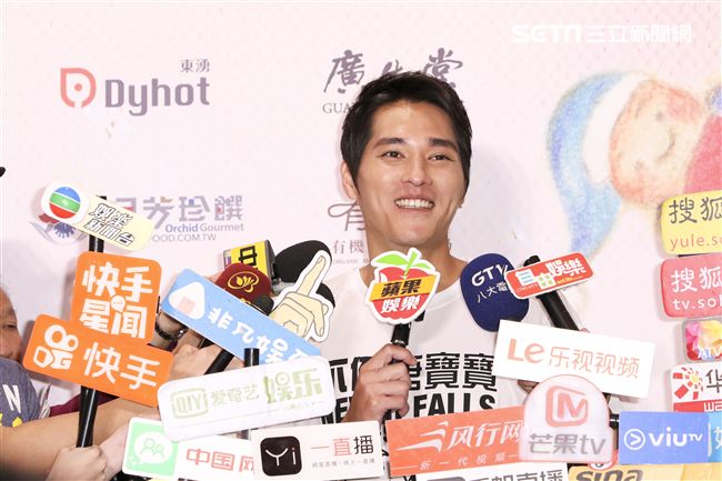 藍正龍出席中廣「擁抱希望傳出愛」義賣活動關懷唐氏症寶寶。（記者林士傑/攝影）