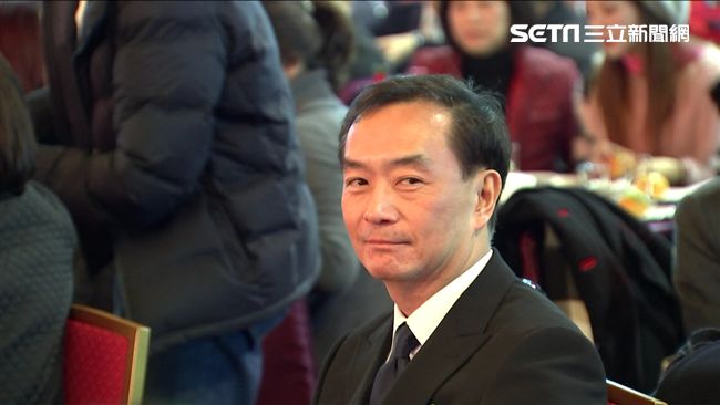 嚴凱泰下葬　伴母長眠「最美墓園」