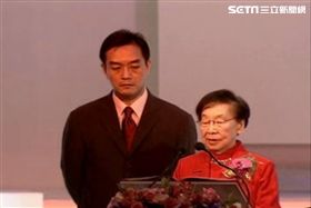 嚴凱泰與母親吳舜文