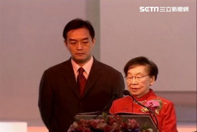 嚴凱泰今安葬！從小孤獨　玩具很驚人