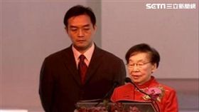 嚴凱泰與母親吳舜文