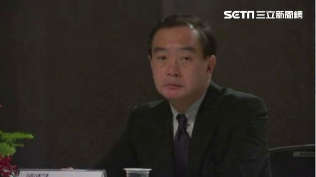 嚴凱泰24歲接棒　15位老臣遞辭呈