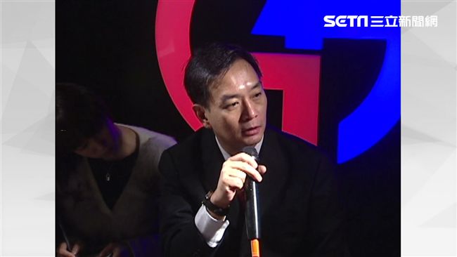 企業型男嚴凱泰　穿亞曼尼西裝成絕響