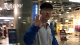 男子商場尾隨母女，還問對方「你有沒有賣小孩」。（圖／翻攝自《看看新聞》）