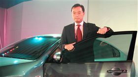 當年Teana新車發表　嚴凱泰親任模特兒裕隆集團發出聲明，證實董事長嚴凱泰過世。嚴凱泰14歲時赴美留學，24歲回台就擔任裕隆首席副總經理，25歲正式接班。圖為裕隆日產汽車2004年間發表新車款Teana，嚴凱泰親自擔任模特兒與新車合影。（檔案照片）中央社　107年12月3日