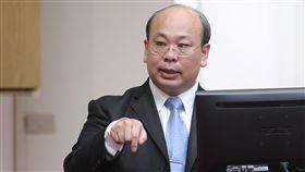 中選會：登公投意見書估花931萬　預備金支應中選會將於報紙、網路刊登公投第9至第15案於10月24日公布的意見書。中選會副主委陳朝建（圖）21日表示，所需經費約新台幣931萬元，「會用預備金、二備（第二預備金）來支應」。中央社記者張皓安攝　107年11月21日