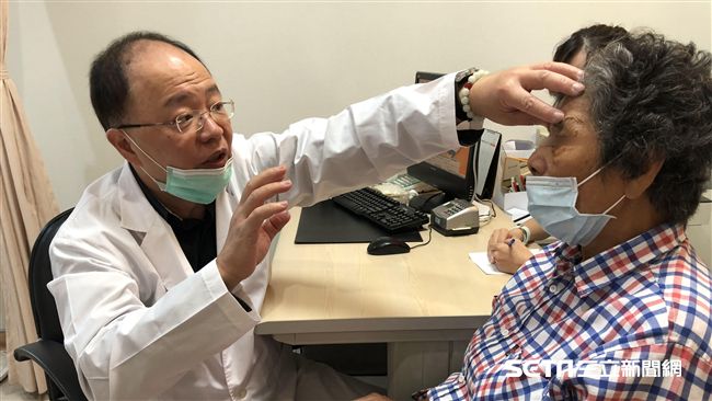 眼垂無法睜眼　她竟用帽子鬆緊帶拉眼