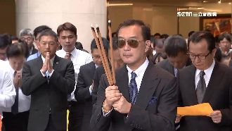 花蓮震員工子獲救　嚴凱泰送紅包慰問