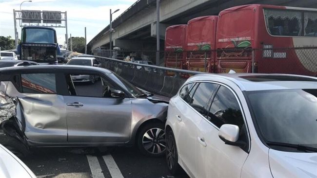 內湖8車撞成一團　交通打結寸步難行