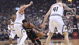 ▲約基奇（左）防守暴龍羅伊。（圖／美聯社／達志影像）