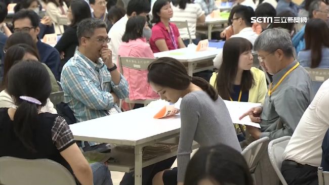 驗票驚見「絕美背影」　正妹身分曝光