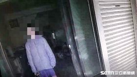 女持鐮刀砍殺 警員手臂肌肉遭削掉／翻攝畫面