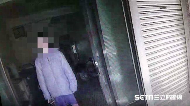 女持鐮刀狂砍警手臂見骨！他：不怪罪