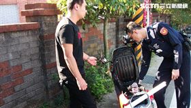 桃園一名31歲李姓男子今（4）日在龍源路段時，坐在機車上四處張望，眼尖的警員查覺有異立刻盤查，果真在李男的背包找到「電子磅秤」，而磅秤上還有剩餘殘留安非他命。對此，李男稱擔心會吸食過量，所以每次使用前都要過秤重量，讓員警聽了直搖頭。（圖／翻攝畫面）