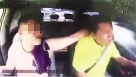 惡客掐脖逼加速　計程車運將護檔位時速飆上140	（圖／微博）