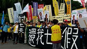 桃園市產業總工會4日到行政院抗議，要求還7天國家假日。（圖／記者盧素梅攝）