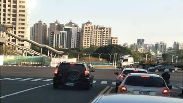 休旅車逆向等紅燈　大卡車起步GG了