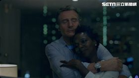 連恩尼遜與薇拉戴維斯對戲頻走神NG。（圖／福斯提供）