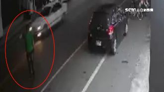 衰！男違規穿越馬路　遭撞飛還被罰錢