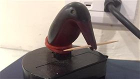 一名男網友日前分享他阿嬤「遺留下來的古董」，仔細一看，這是一款趣味牙籤盒，只要輕輕一壓，小鳥就會叼起一根牙籤。不少網友看到後，勾起小時候的回憶，紛紛直喊「狂按都會被打！」（圖／爆廢公社）