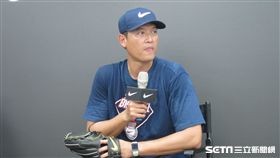 ▲王建民拿著廠商手套手受訪。（圖／記者蕭保祥攝影）