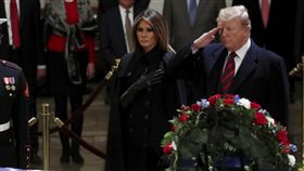 老布希移靈國會山莊　川普偕梅蘭妮亞致意後離去／達志影像／美聯社