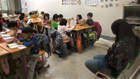 IDC教育實踐閱讀身教「趣創者國際實驗教育」（Interest-Driven Creator，IDC）實踐身教式閱讀，每堂課老師會坐在前面，師生都要閱讀自己喜歡的書。中央社記者魏紜鈴攝　107年12月2日