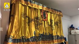 男大生買金鑾殿床罩防蚊，以為自己是皇上，結果超崩潰。（圖／翻攝梨視頻）