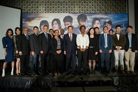 ▲國傳司陳司長、文化部影視及流行音樂產業局局長徐宜君、駐台使節及演員等人合影。（圖／外交部提供）