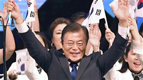 文在寅要求解決慰安婦與勞工問題南韓總統文在寅15日在慶祝南韓擺脫日本殖民統治72週年紀念儀式上發表演講時，要求日本解決慰安婦與勞工問題。（共同社提供）中央社 106年8月15日