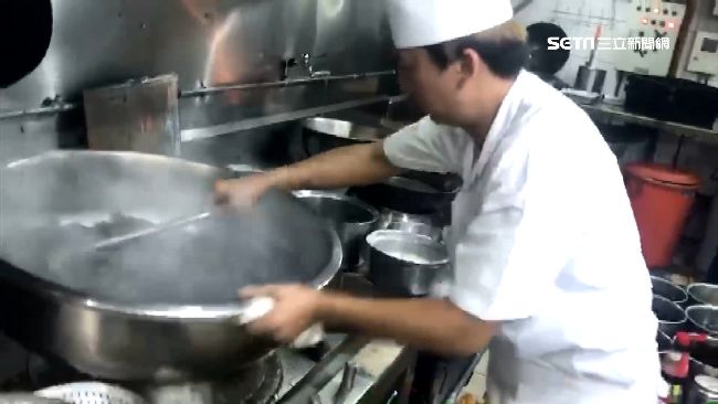餐廳法寶！臉盆鍋一次煮百份超省時