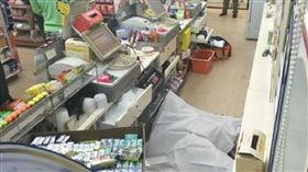 砰！綠衣男闖小七當場槍殺　櫃妹陳屍收銀台（圖／泰國頭條新聞）