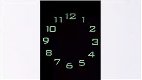 時鐘,螢光,數字,指針,爆笑公社　圖／翻攝自臉書爆笑公社