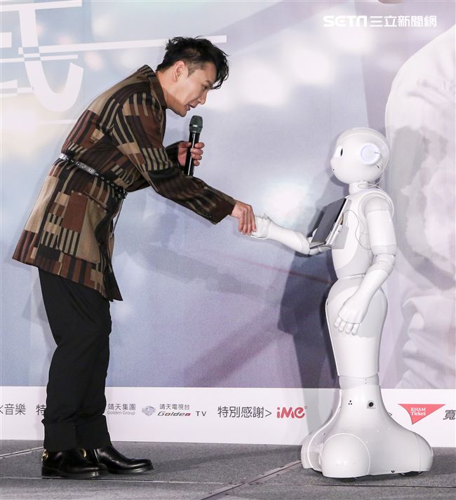 「情歌王子」張信哲回鄉舉辦《未來式》巡演攻蛋記者會，演藝圈大咖力挺支持讓張信哲又驚又喜。（記者林士傑/攝影）